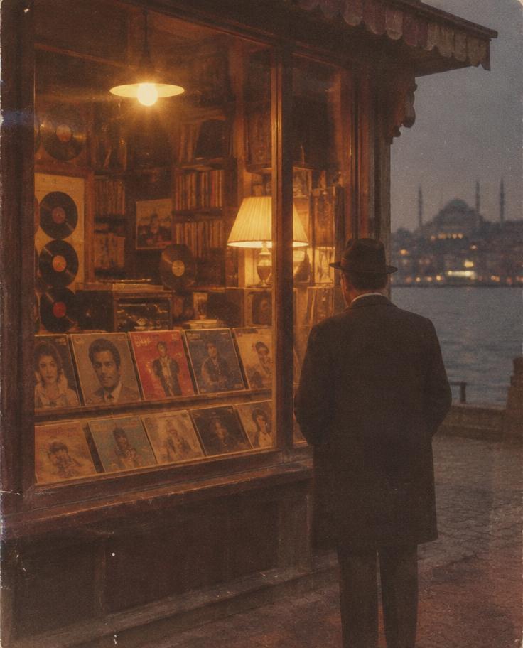 Eski bir İstanbul plakçısının vitrini