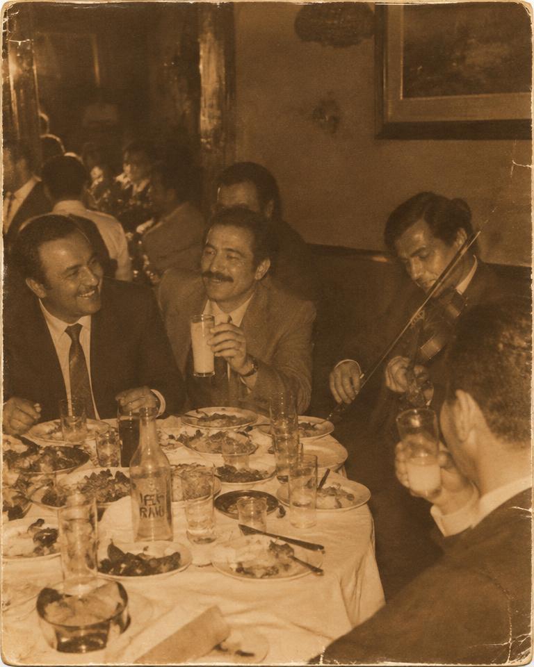 Eski bir meyhane sofrasından sararmış hatıra fotoğrafı